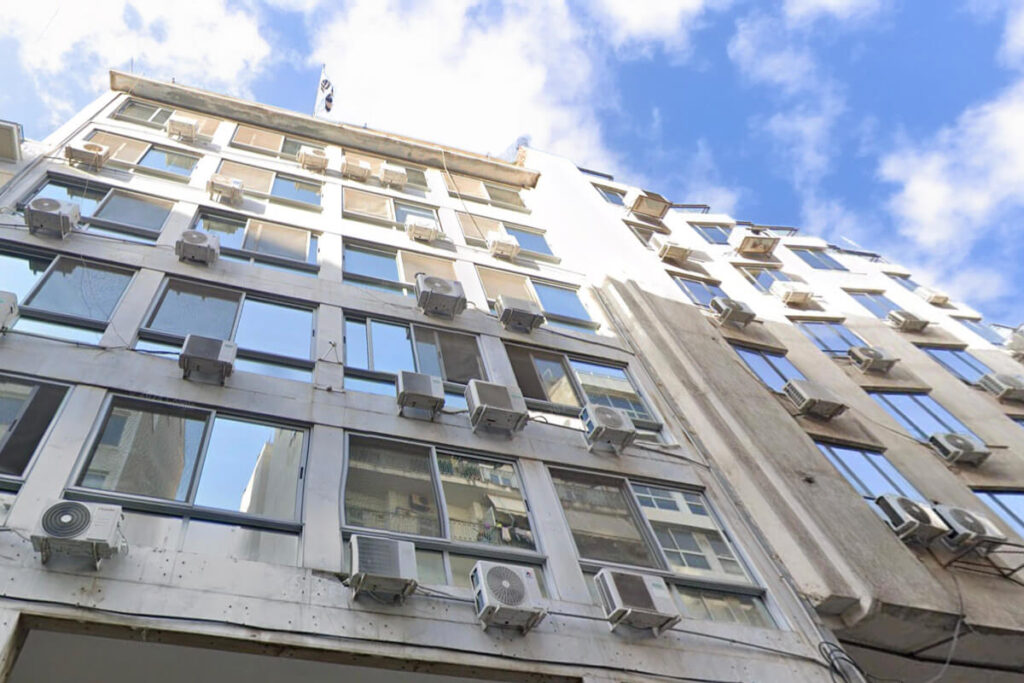 Στο κέντρο της Αθήνας στο Ταμείο Πρόνοιας Απασχολούμενων στα Σώματα Ασφαλείας σε όλους τους υαλοπίνακες της πρόσοψης τοποθετήσαμε μεμβράνη ηλιοπροστασίας καθρέπτη.